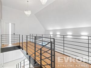 Pronájem rodinného domu, Praha, 241 m2