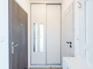 Pronájem bytu 1+kk, Praha - Prosek, Veltruská, 33 m2