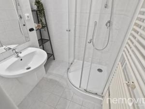 Prodej bytu 3+1, Praha - Kobylisy, Střelničná, 75 m2