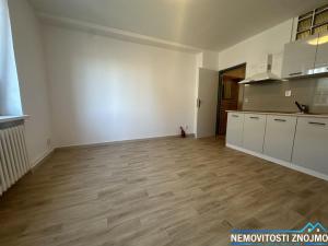 Pronájem bytu 2+kk, Znojmo, nám. Kpt. Otm. Chlupa, 42 m2