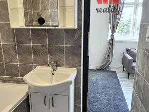 Pronájem bytu 1+kk, Karlovy Vary - Doubí, K Linhartu, 24 m2