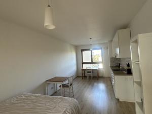 Pronájem bytu 1+kk, Praha - Modřany, Rorýsová, 39 m2