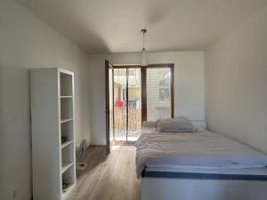 Pronájem bytu 1+kk, Praha - Modřany, Rorýsová, 39 m2
