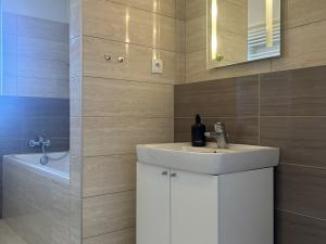 Pronájem bytu 1+kk, Praha - Modřany, Rorýsová, 39 m2