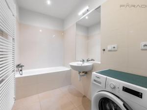 Pronájem bytu 1+kk, Praha - Vršovice, 28. pluku, 37 m2