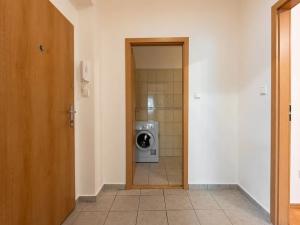 Pronájem bytu 2+kk, Praha - Prosek, Vysočanská, 48 m2