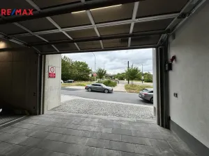 Pronájem garážového stání, Praha - Libeň, Primátorská, 2590 m2