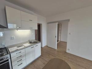 Pronájem bytu 2+kk, Praha - Strašnice, Gutova, 45 m2
