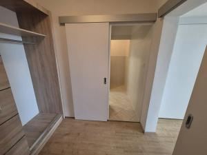 Pronájem bytu 2+kk, Praha - Strašnice, Gutova, 45 m2