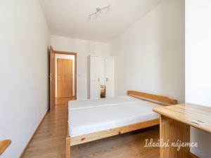 Pronájem bytu 2+kk, Praha - Hostivař, Fojtova, 52 m2