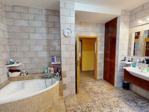 Prodej obchodního prostoru, Svitavy, náměstí Míru, 2074 m2