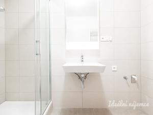 Pronájem bytu 1+kk, Praha - Kbely, Sedlářova, 34 m2