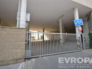 Prodej garážového stání, Praha - Košíře, Plzeňská, 16 m2