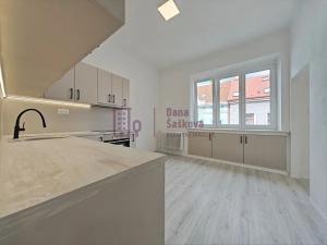 Pronájem bytu 2+1, Jindřichův Hradec, Sládkova, 61 m2
