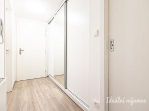 Pronájem bytu 2+kk, Praha - Košíře, Hlaváčkova, 49 m2