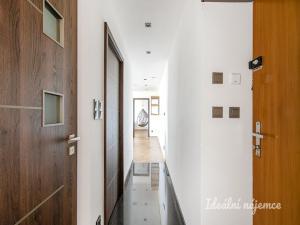 Pronájem bytu 3+1, Praha - Vysočany, Spojovací, 68 m2