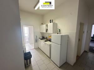 Pronájem skladu, Praha - Uhříněves, Bečovská, 4712 m2