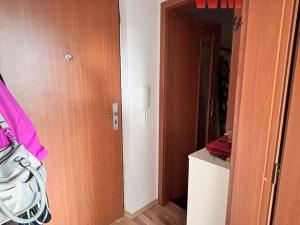 Prodej bytu 1+1, Karlovy Vary - Bohatice, Dubová, 30 m2