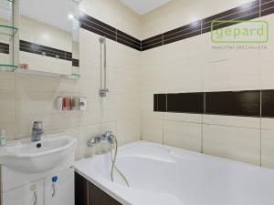 Prodej bytu 4+1, Mariánské Lázně - Úšovice, Hroznatova, 79 m2