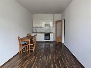 Pronájem bytu 2+kk, Praha - Vysočany, Podkovářská, 53 m2