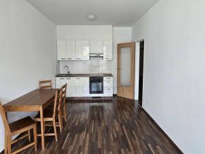 Pronájem bytu 2+kk, Praha - Vysočany, Podkovářská, 53 m2