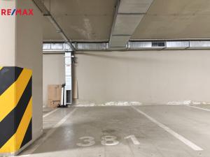 Pronájem garážového stání, Praha - Vinohrady, Korunní, 13 m2