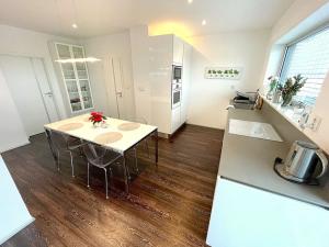 Pronájem bytu 6+kk a větší, Brno, Venhudova, 200 m2