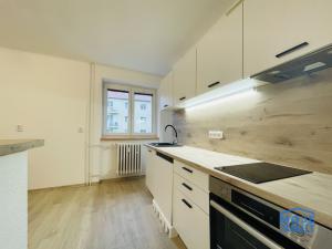 Pronájem bytu 2+1, Jesenice, Školní, 56 m2
