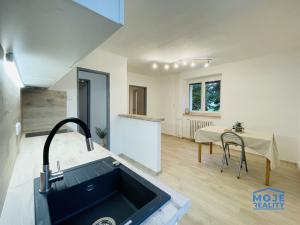 Pronájem bytu 2+1, Jesenice, Školní, 56 m2