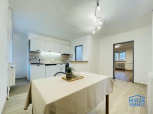 Pronájem bytu 2+1, Jesenice, Školní, 56 m2