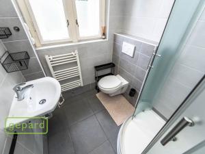 Prodej podílu 1/2 rodinného domu, Praha - Malešice, Káranská, 225 m2