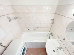 Pronájem bytu 3+1, Praha, Slunečnicová, 77 m2