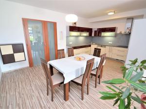 Pronájem bytu 5+kk, Praha - Petrovice, Edisonova, 154 m2