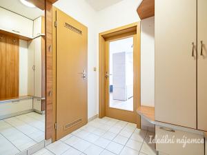 Pronájem bytu 1+kk, Praha - Horní Měcholupy, Padovská, 40 m2