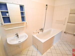 Pronájem bytu 1+kk, Praha - Kunratice, Velké Kunratické, 35 m2