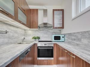 Pronájem bytu 2+kk, Praha - Dubeč, Dubeckého, 53 m2