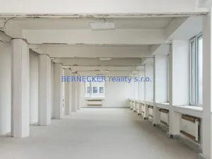 Prodej kanceláře, Hradec Králové - Kukleny, Pražská třída, 1600 m2