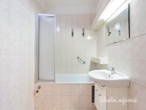 Pronájem bytu 3+1, Praha - Troja, Krosenská, 66 m2