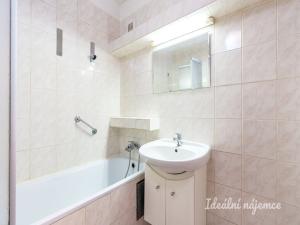 Pronájem bytu 3+1, Praha - Troja, Krosenská, 66 m2