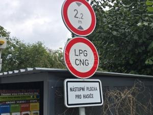 Pronájem garážového stání, Praha - Suchdol, Suchdolské náměstí, 15 m2