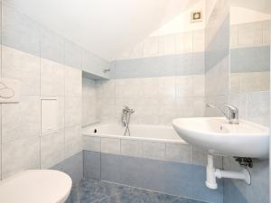 Pronájem bytu 1+kk, Praha - Holešovice, Komunardů, 54 m2