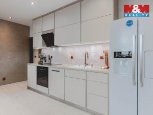 Prodej bytu 2+kk, Klatovy - Klatovy III, Husovo náměstí, 77 m2