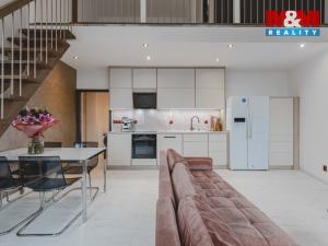 Prodej bytu 2+kk, Klatovy - Klatovy III, Husovo náměstí, 77 m2