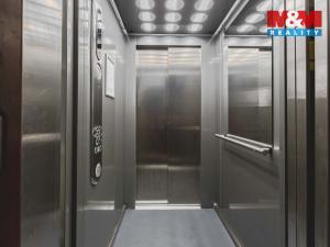 Prodej bytu 2+kk, Klatovy - Klatovy III, Husovo náměstí, 77 m2