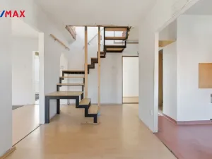 Prodej bytu 4+1, Karlovy Vary, Bulharská, 130 m2