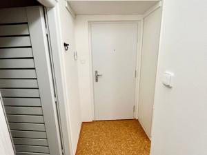 Pronájem bytu 1+1, Karlovy Vary, Krymská, 37 m2