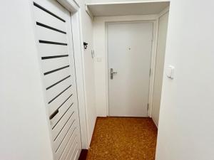 Pronájem bytu 1+1, Karlovy Vary, Krymská, 37 m2