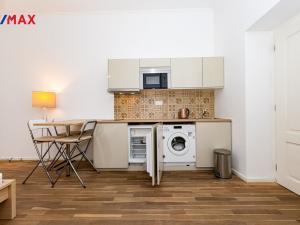 Pronájem bytu 1+kk, Praha - Smíchov, Zborovská, 34 m2