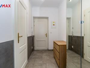 Pronájem bytu 1+kk, Praha - Smíchov, Zborovská, 34 m2