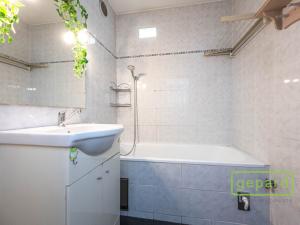 Pronájem bytu 3+kk, Praha - Kobylisy, Košťálkova, 66 m2